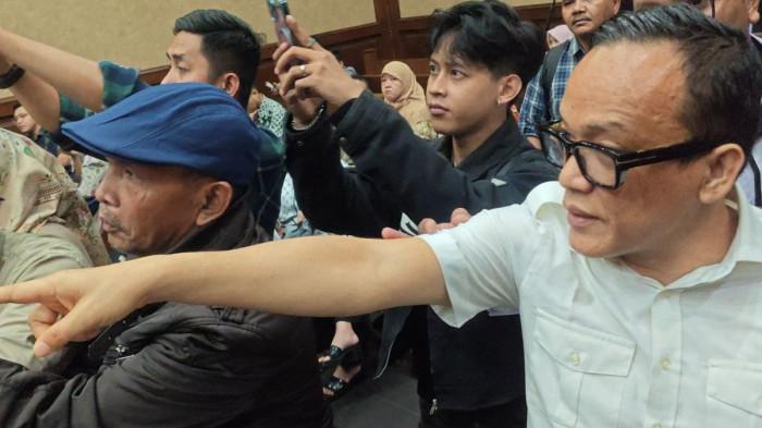 SIDANG NOEL EBENEZER - Terdakwa mantan Wakil Menteri Ketenagakerjaan RI, Noel Ebenezer di ruang sidang kasus dugaan gratifikasi dan pemerasan kepengurusan sertifikasi K3 Kemenaker, PN Tipikor Jakarta Pusat, Senin (20/4/2026). Noel beri pesan psywar kepada Terdakwa Irvian Bobby Mahendro dan kuasa hukumnya.