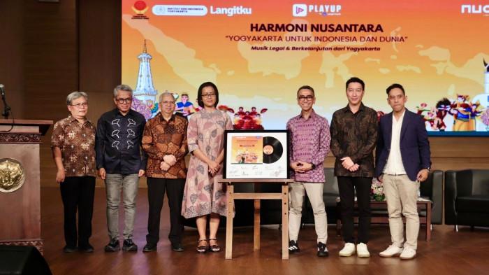 CEO Nuon Aris Sudewo, CEO Playup Pascal Lasmana, Ketua Yayasan Tunas Bakti Indonesia Emas Acep Somantri, dan Gusti Kanjeng Ratu Mangkubumi saat peluncuran gerakan Harmoni Nusantara dengan tema “Yogyakarta untuk Indonesia dan Dunia”, beberapa waktu yang lalu.