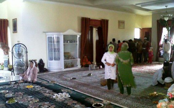 Nurdin Halid Ziarahi Makam Ayahnya di Bone