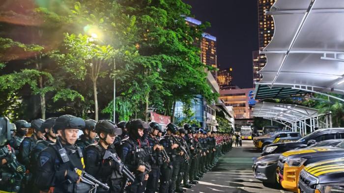 OPERASI PEKAT JAYA - Patroli gabungan Satbrimob Polda Metro Jaya bersama Perintis Polres Metro Jakarta Timur mengamankan sejumlah remaja membawa senjata tajam di kawasan Jalan Kayu Manis, Matraman, Jakarta Timur, Sabtu (7/2/2026) pukul 02.45 WIB.