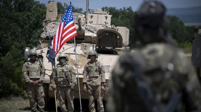 OPERASI TEMPUR - Tentara Amerika dengan bendera negaranya