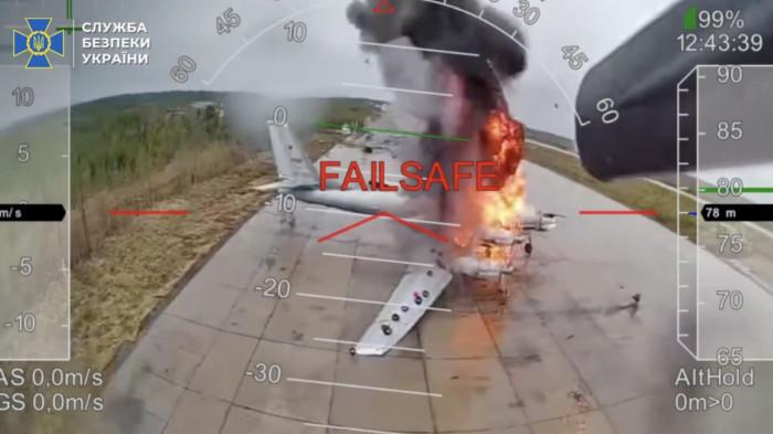 OPERASI JARING LABA-LABAR - Sebuah pesawat Tu-95 terbakar setelah serangan pesawat tak berawak Ukraina di pangkalan udara Olenya. Operasi bersandi Jaring Laba-laba ini menghancurkan puluhan pesawat tempur Rusia pada 1 Juni 2025.
