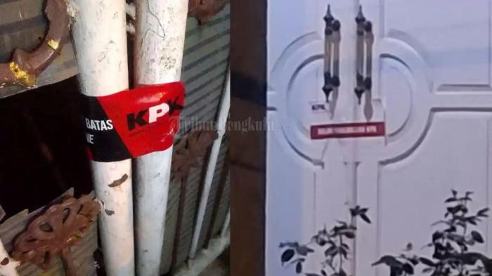 DISEGEL KPK - Sebuah rumah yang diduga milik seorang pejabat di Kabupaten Rejang Lebong Provinsi Bengkulu terlihat dipasangi segel oleh Komisi Pemberantasan Korupsi (KPK) pada Senin, (9/3/2026) malam. KPK diduga mengamankan sejumlah pejabat Rejang Lebong.