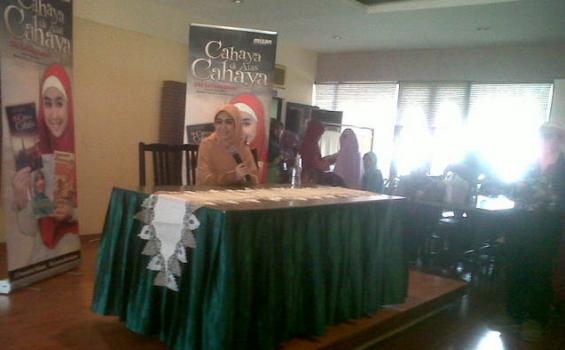 Oki Setiana Dewi Berbagi Ilmu di Buku Barunya