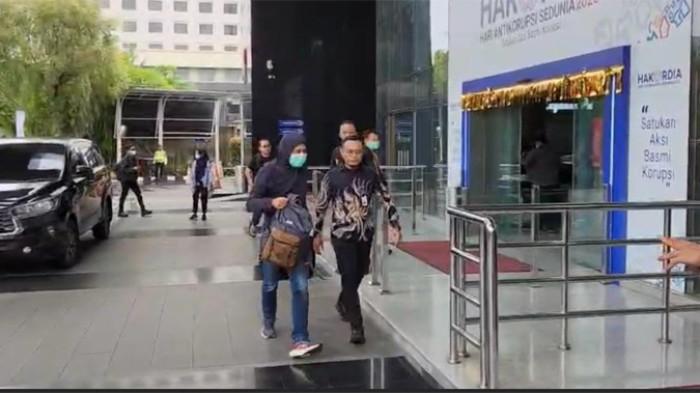 OTT KPK - Dua oknum Jaksa Kejari Hulu Sungai Utara yang terdiri dari Kepala Kejari dan Kasi Intel tiba di Gedung KPK Jakarta usai terjaring operasi tangkap tangan (OTT) di wilayah Kalimantan Selatan, Jumat (19/12/2025).