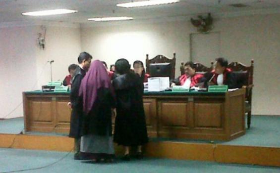 Oktarina Ikut Angkut Uang ke Kongres Demokrat