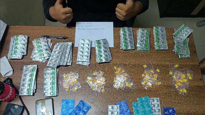 BARANG BUKTI - Barang bukti ribuan obat keras daftar G yang diamankan Polres Metro Bekasi dari seorang pemuda saat Operasi Pekat Jaya di di kawasan Jakasetia, Bekasi Selatan, Minggu (1/2/2026) malam.