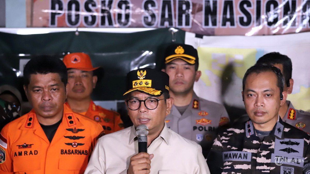 PENCARIAN DIHENTIKAN - Gubernur Banten Andra Soni (tengah) memberikan keterangan terkait operasi SAR pencarian jurnalis dan awak kapal yang hilang kontak di Carita, Pandeglang, Banten, Kamis (17/9/2026).