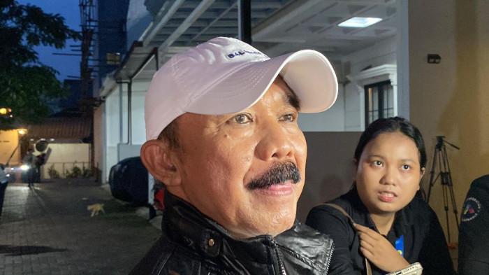 MELAYAT - Komedian Opie Kumis hadir di rumah duka tempat jenazaj Epy Kusnandar disemayamkan, kawasan Jagakarsa, Jakarta Selatan, Rabu (3/12/2025). Opie Kumis mengenang sosok Epy Kusnandar semasa hidupnya.