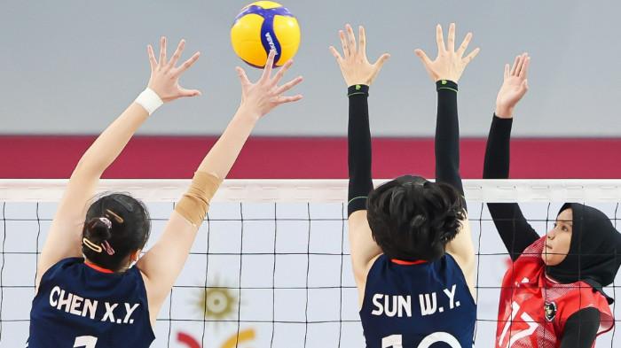 SPIKE - Outside hitter Timnas voli putri Indonesia, Naisya Pratama Putri (kanan) saat melepaskan spike yang coba diblock pevoli China pada perempat final voli Asian Youth Games 2025 putri di Isa Sports City, Manama, Bahrain, Minggu (26/10/2025)