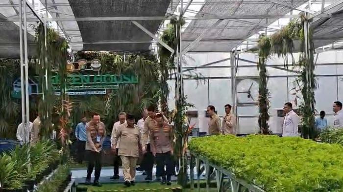 Presiden Prabowo Subianto meninjau Greenhouse Hidroponik dan Bioflok di Palmerah, Jakarta Barat, pada Jumat (13/2/2026). 

Peninjauan dilakukan menjelang peresmian Satuan Pelayanan Pemenuhan Gizi (SPPG) Polri dan Gudang Ketahanan Pangan di lokasi yang sama. (Taufik Ismail).