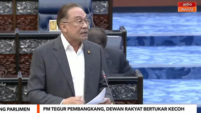 PARLEMEN MALAYSIA RICUH - Tangkap Layar Perdana Menteri Malaysia Anwar Ibrahim (kiri) membentak sejumlah tokoh oposisi pada Rabu (4/2/2026)