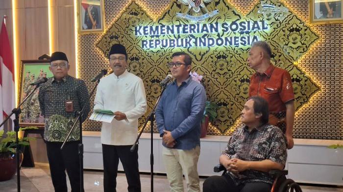 PBI CUCI DARAH - Menteri Sosial Saifullah Yusuf atau Gus Ipul bersama Direktur Kepesertaan BPJS Kesehatan Akmal Budi Yulianto dan Ketua Umum Komunitas Pasien Cuci Darah Indonesia (KPCDI) Tony Richard Samosir di Kantor Kemensos, Jakarta, Selasa (31/3/2026).