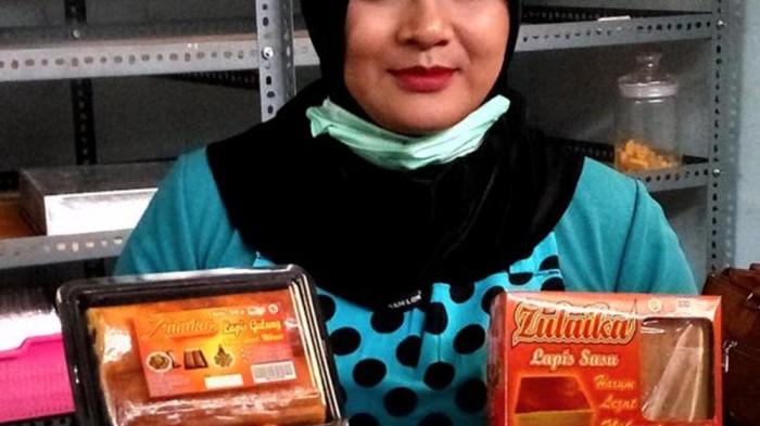 PELAKU UMKM - UMKM Zulaikhah Cake di Pangkalpinang mencatat lonjakan omzet hingga 17 kali lipat saat Ramadan, dengan produksi mencapai 1,5–2 ton kue dan melibatkan hingga 30 pekerja.
 