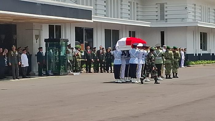 PELEPASAN - Upacara pelepasan jenazah mantan Menteri Pertahanan Juwono Sudarsono di kantor Kementerian Pertahanan RI Jakarta Pusat pada Minggu (29/3/2026). (Gita Irawan/Tribunnews.com)