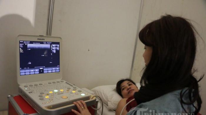 PEMERIKSAAN KANKER PAYUDARA - Pemanfaatan teknologi kecerdasan buatan (AI) di dunia kesehatan Indonesian semakin meluas. Dokter kini memanfaatkan teknologi ini untuk mendiagnosis pasien kanker payudara. Pemanfaatan AI untuk proses diagnosis diyakini mampu memberikan akurasi tinggi atas hasil diagnosis dokter ke pasiennya.