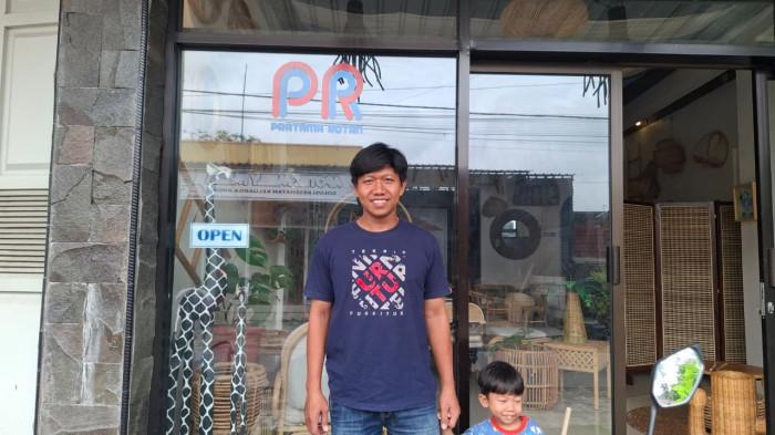 PEMILIK PRATAMA ROTAN - Foto Pungky Pratama, pemilik UMKM Pratama Rotan ketika ditemui Tribunnews.com di showroom rotannya di Desa Trangsan, Kecamatan Gatak, Kabupaten Sukoharjo, Jumat (13/2/2026).