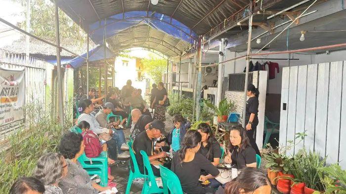 PENEMBAKAN - Suasana rumah mendiang Bertrand Eka Prasetyo, Jl Toddopuli I, Lorong IV, Makassar, Sulawesi Selatan, Selasa (3/3/2026). Sejumlah tamu datang melayat