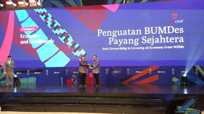 PENGHARGAAN UNTUK MHU – General Manager Mining Support and Compliance PT Multi Harapan Utama (MHU) Wiwin Suhartanto menerima penghargaan Best Stewardship in Growing an Economy from Within atas Program Penguatan BUMDes Payang Sejahtera dalam ajang Mata Lokal Award 2026 di Jakarta, Rabu (7/10/2026).