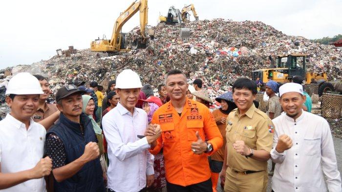PENINJAUAN TPA GALUGA - Wakil Bupati Bogor Jaro Ade dan Wakil Wali Kota Bogor Jenal Mutaqin meninjau Tempat Pembuangan Akhir (TPA) Galuga, Cibungbulang, Senin (26/5). Peninjauan dilakukan dalam rangka menindaklanjuti kerja sama penggunaan TPA Galuga yang segera habis kontrak dalam waktu dekat.