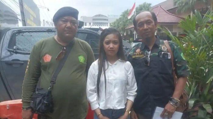 PENIPUAN PERNIKAHAN- Intan Anggraeni (baju putih) saat melaporkan kasus pernikahannya ke Polresta Malang Kota, Rabu (8/4/2026). Ia melaporkan suaminya yang diduga merupakan perempuan dari hasil pernikahannya yang baru terjadi pada Jumat (3/4/2026) di Kota Malang, Jawa Timur.