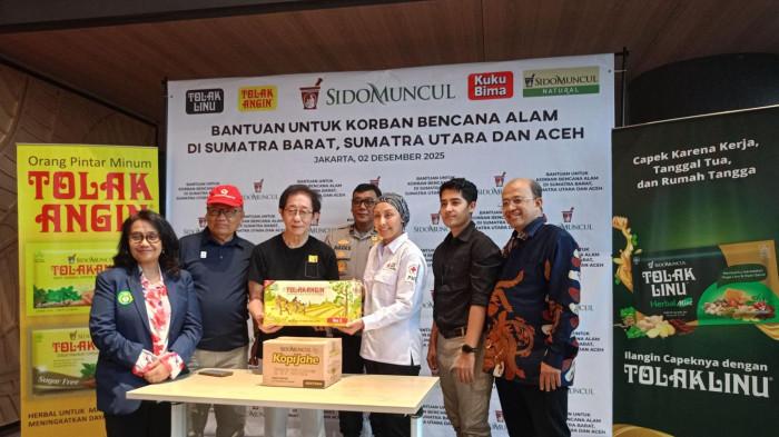 PENYALURAN BANTUAN KEMANUSIAAN -) Irwan Hidayat kepada perwakilan organisasi yang bekerja sama