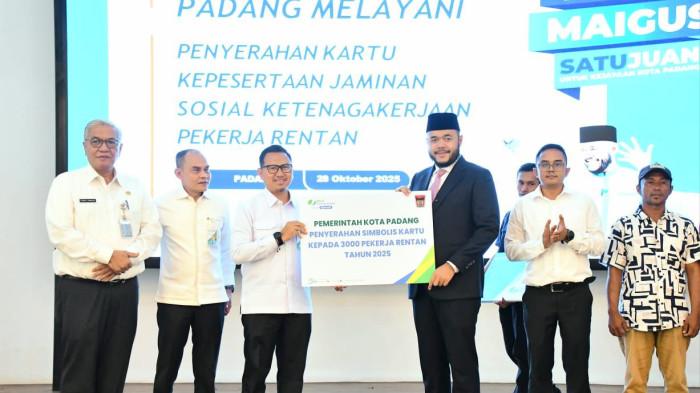 Wali Kota Padang Fadly Amran Serahkan Kartu BPJS Ketenagakerjaan kepada 3.000 Pekerja Rentan