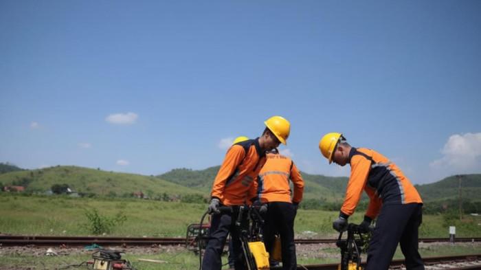 PERBAIKAN JALUR - Proses perbaikan jalur kereta api antara Stasiun Kaliwungu dan Stasiun Kalibodri, Jawa Tengah.