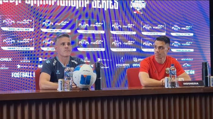 PERSIAPAN JELANG LAGA - Pelatih Timnas Indonesia John Herdman bersama pemainnya, Joey Pelupessy