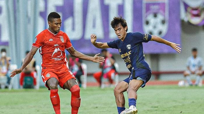 PERSITA VS MALUT UNITED - Persita Tangerang harus puas berbagi satu poin dengan tamunya, Malut United usai bermain imbang tanpa gol di Stadion Indomilk Arena, Tangerang, Minggu (23/11/2025).