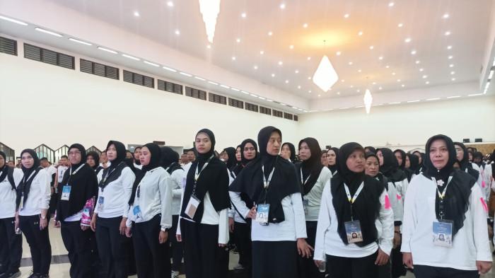 PETUGAS HAJI PEREMPUAN - Sejumlah peserta diklat PPIH Arab Saudi 1447 H/2026 mengikuti apel pagi di Asrama Haji Pondok Gede, Jakarta Timur, Sabtu (17/1/2026). Jumlah petugas haji perempuan dalam penyelenggaran ibadah haji tahun ini mencapai 33 persen. Wamenhaj Dahnil Anzar Simanjuntak sebut terbesar sepanjang sejarah.