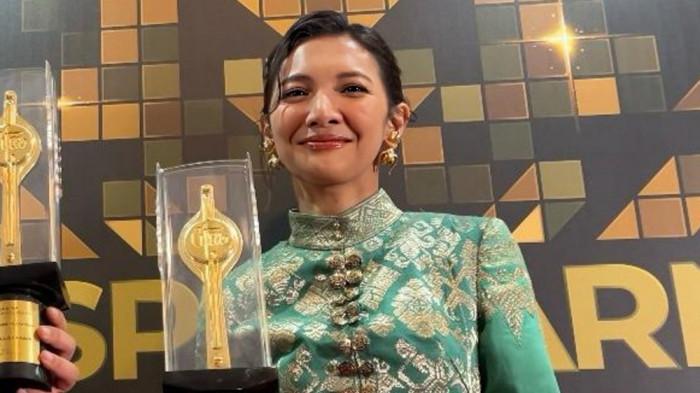 PIALA FFI SHEILA  - Sheila Dara bawa pulang Piala Citra FFI 2025 sebagai Artis Pemeran Utama Perempuan Terbaik berkat aktingnya sebagai Sore. Sheila Dara di kawasan Cikini Jakarta Pusat, Kamis (20/11/2025). (Tribunnews.com/Bayu Indra Permana)