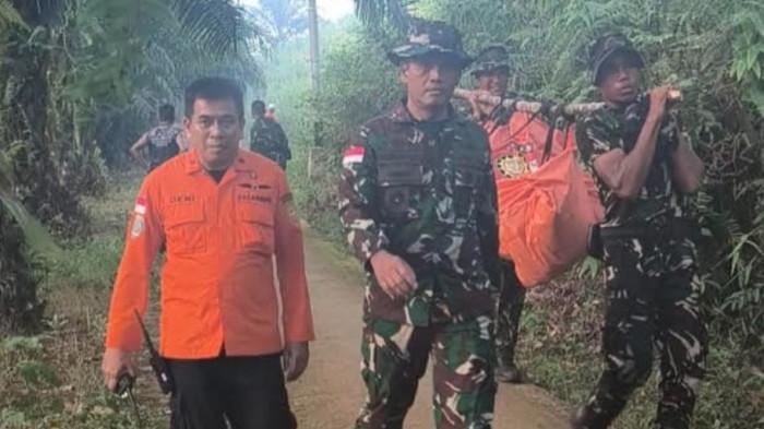 FOTO: EVAKUASI KORBAN - Ratusan personel TNI dalam operasi pencarian dan evakuasi korban helikopter Airbus H130 nomor registrasi PK-CFX yang jatuh di wilayah Kabupaten Sekadau, Kalimantan Barat, Jumat (17/4/2026).