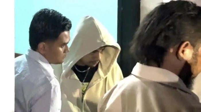 PK alias Piche Kota keluar dari ruangan Penyidik Unit Perlindungan Perempuan dan Anak (PPA) Satreskrim Polres Belu usai diperiksa selama kurang lebih enam jam dalam kasus dugaan persetubuhan terhadap anak di bawah umur berinisial ACT (16). PK keluar dari ruangan sekitar pukul 23:45 Wita. Senin (2/2/2026).