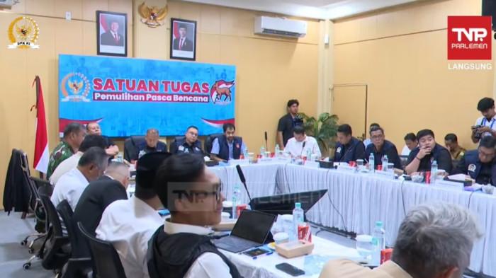 RAPAT BENCANA SUMATERA - Pimpinan DPR RI menggelar rapat koordinasi dengan Satuan Tugas (Satgas) Pemulihan Pascabencana bersama kementerian dan lembaga terkait serta kepala daerah terdampak di Sumatera pada Selasa (30/12/2025). (YouTube DPR RI)
