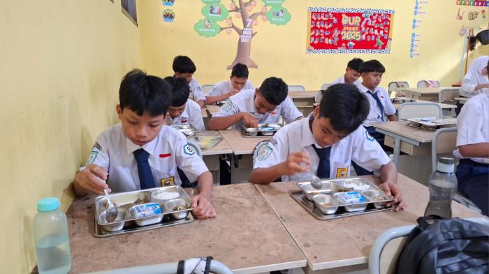 PROGRAM MBG- Siswa SMP N 1 Tamansari, Kabupaten Bogor, Jawa Barat sedang menyantap Makan Bergizi Gratis (MBG) pada Selasa (16/12/2025)