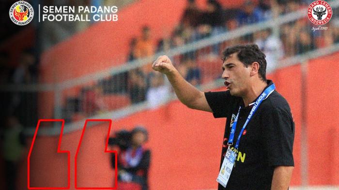 BERI ARAHAN - Pelatih PS Semen Padang asal Portugal, Eduardo Almeida, memberikan arahan kepada anak asuhnya selama pertandingan menghadapi PSM Makassar dalam lanjutan Super League 2025/26 di Stadion GOR H Agus Salim, 23 September 2025. (Instagram Semen Padang - 6/10/2025)