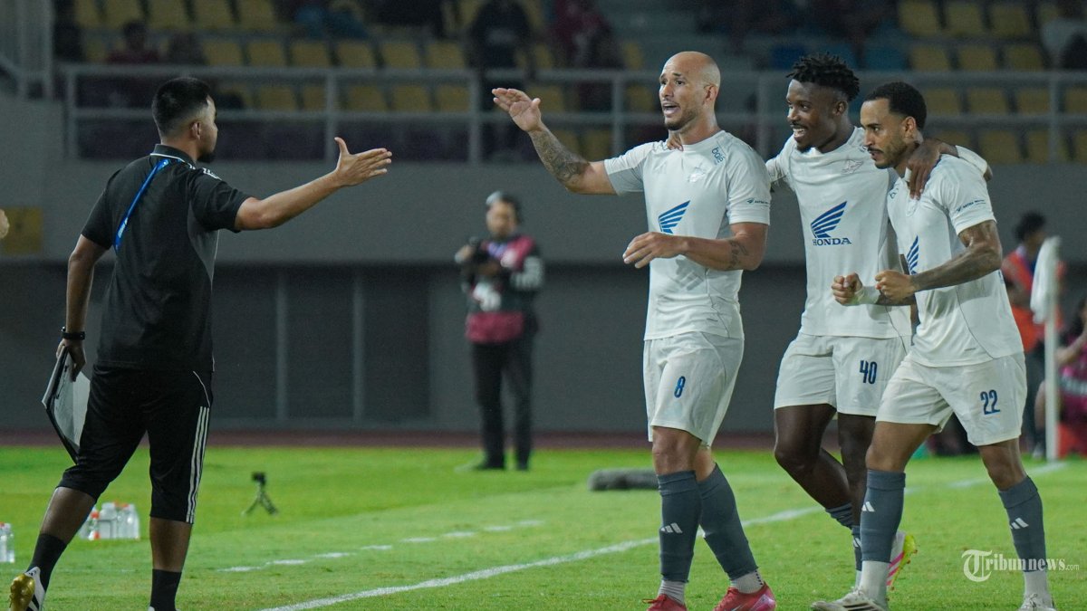 MERAYAKAN GOL - Gelandang PSM Makassar, Savio Roberto (Tiga dari kanan) merayakan gol bersama pemain PSM saat pertandingan melawan Persis vs PSM Makassar pada pekan ke-14 Super League di Stadion Manahan Solo, Sabtu (29/11/2025) malam WIB. PSM berhasil comeback atas Persis dengan skor 4-3. Tribun Solo/Hafidh Rizky Pratama