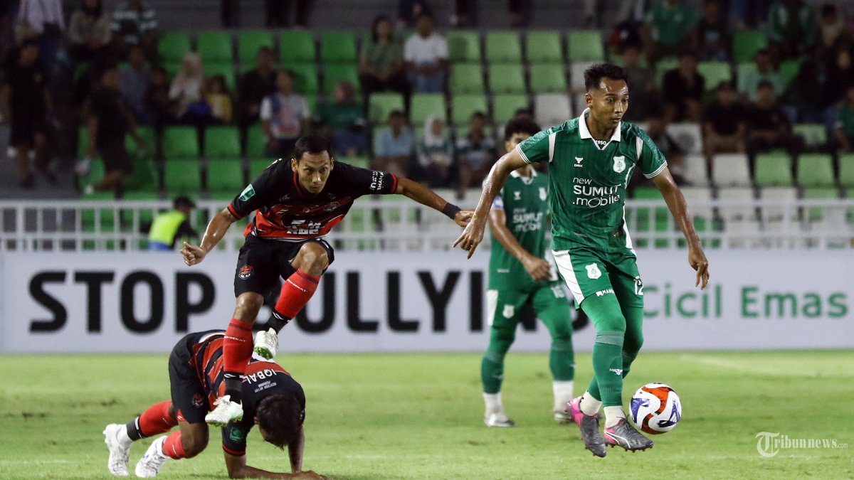 KALAH - Pesepakbola PSMS Medan Nazar Nurzaidin (kanan) berusaha melewati kawalan pesepakbola Persekat Tegal pada pertandingan pembukaan Championship Musim 2025/2026, di Stadion Utama Sumatra Utara, Deliserdang, Jumat (12/9/2025). Dalam pertandingan tersebut tim Persekat Tegal berhasil memetik poin penuh dengan kemenangan 1-0 atas tim tuan rumah PSMS Medan. TRIBUN MEDAN/DANIL SIREGAR