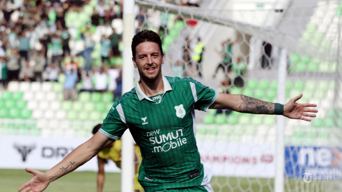 PSMS MENANG - Seleberasi pesepakbola PSMS Medan Felipe Cadenazzi seusai mencetak gol ke gawang Sriwijaya FC pada pertandingan pekan keempat Pegadaian Championship Musim 2025/2026, di Stadion Utama Sumatra Utara, Deliserdang, Sabtu (4/10/2025). Hasil akhir, PSMS Medan berhasil menang atas Sriwijaya FC dengan skor 3-1. TRIBUN MEDAN/DANIL SIREGAR