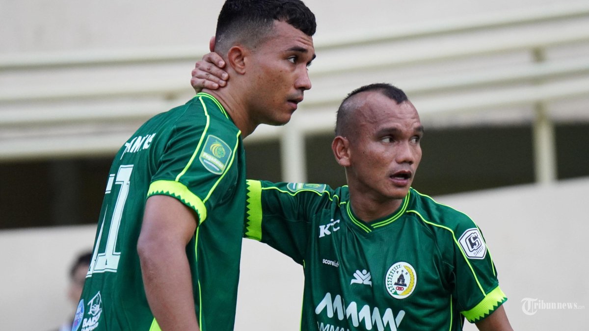 RANGKULAN - Pesepak bola PSS Sleman, Riko Simanjuntak (kanan) merangkul rekannya, Gustavo Tocantins (kiri) setelah mencetak gol ke gawang PSIS Semarang dalam pertandingan Liga 2 di Stadion Maguwoharjo, Sleman, Minggu (3/5/2026) sore. PSS Sleman sukses mengalahkan PSIS Semarang dengan skor telak 3-0. TRIBUNNEWS/Muhammad Nursina