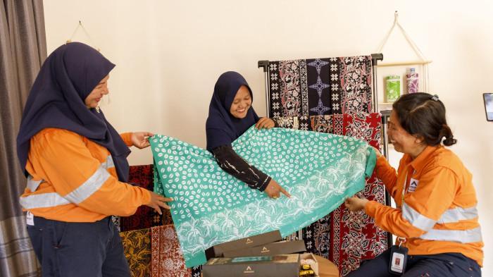 Para pelaku UMKM Batik Tapsel dibekali keterampilan membatik modern dan tradisional dalam pelatihan yang didukung PTAR, agar siap bersaing di pasar yang lebih luas.