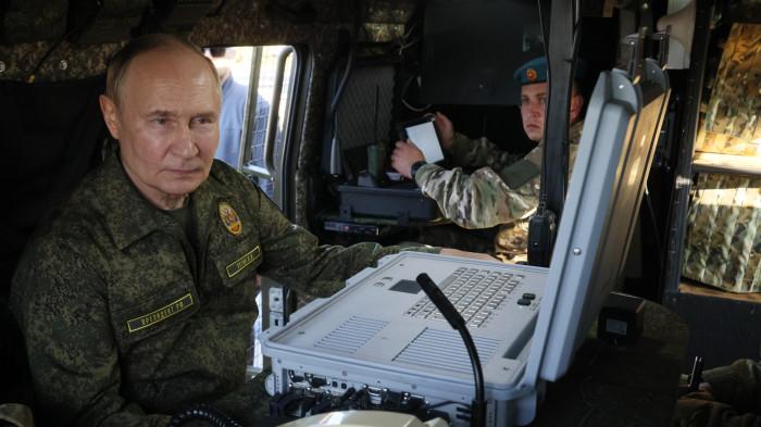 PUTIN BERSERAGAM MILITER - Foto diambil dari laman Kantor Presiden Rusia pada Rabu (17/9/2025), memperlihatkan Presiden Rusia Vladimir Putin berseragam militer di dalam kendaraan komando dan kendali komandan batalyon dalam kunjungannya ke wilayah Nizhny Novgorod dalam gabungan militer Rusia-Belarusia 