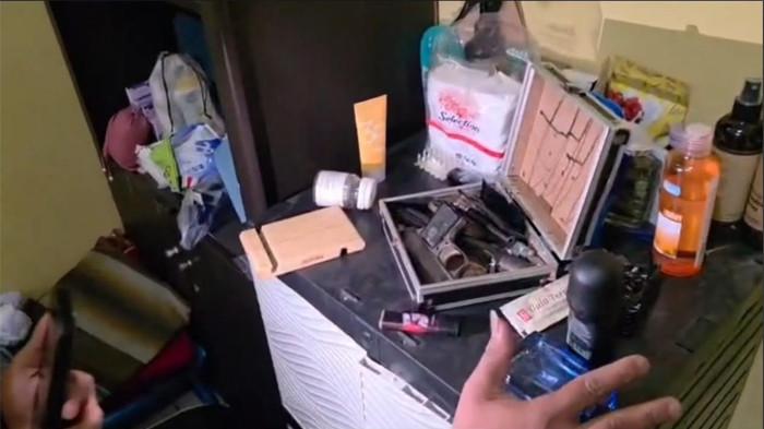 PABRIK SENPI RAKITAN - Polda Metro Jaya bersama Polda Jawa Barat membongkar adanya pabrik rumahan atau home industry perakitan senjata api (senpi) ilegal di wilayah Cipacing, Sumedang, Jawa Barat. Lima orang berhasil ditangkap dalam kasus ini. (HO - Polda Metro Jaya)