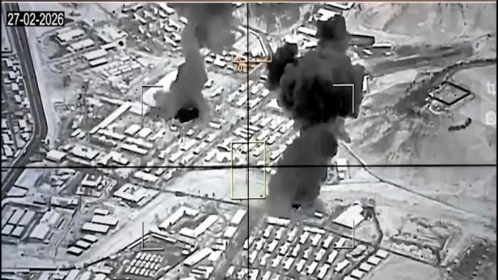 KABUL DIBOM - Tangkap layar Khaberni saat penergetan sasaran di Kota Kabul, Afghanistan oleh militer Pakistan, Jumat (27/2/2026). Kedua negara bertetangga itu akhirnya berperang secara terbuka setelah berulang kali terlibat clash bersenjata di sepanjang perbatasan.