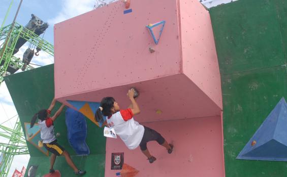 Foto: Serunya Aksi Panjat di Pangkostrad Wall Climbing Competition 2013