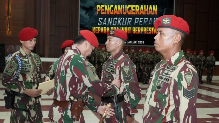 PENGHARGAAN SANGKUR PERAK - Panglima Kopassus Letjen TNI Djon Afriandi menyematkan langsung penghargaan berupa Sangkur Perak kepada prajurit Korps Baret Merah yang berdedikasi dan memberikan keteladanan melebihi panggilan tugas dalam sebuah upacara yang digelar di Makopassus Cijantung Jakarta pada Senin (12/1/2026).