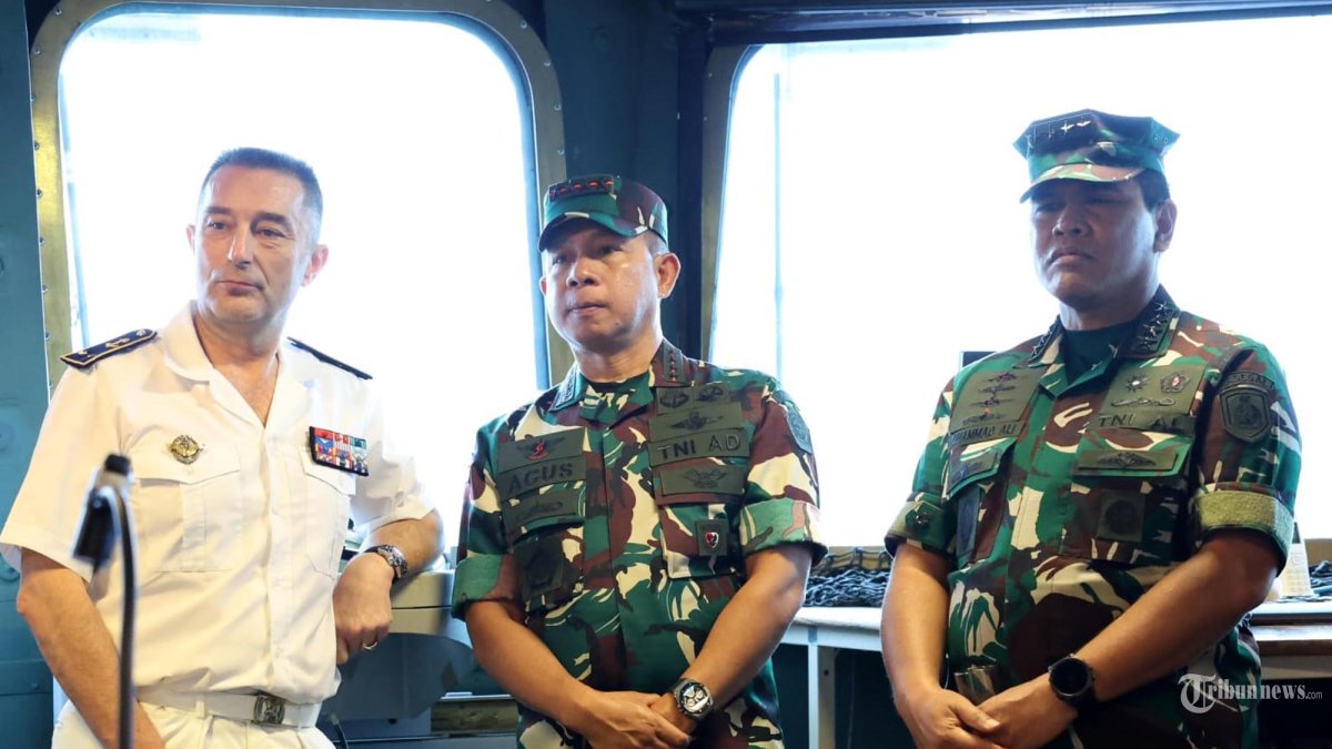 KERJA SAMA PERTAHANAN - Panglima TNI Jenderal TNI Agus Subiyanto (tengah) bersama Kepala Staf Angkatan Laut (Kasal) Laksamana TNI Muhammad Ali saat mendampingi Menteri Pertahanan RI Sjafrie Sjamsoeddin (tak terlihat dalam foto) meninjau Kapal Induk Prancis Charles De Gaulle (R91) di Pelabuhan Gili Mas, Labuan Tereng, Kecamatan Lembar, Kabupaten Lombok Barat, Nusa Tenggara Barat, Sabtu (01/02/2025). Kapal induk Charles De Gaulle (R91) tiba di perairan Indonesia pada Selasa, 28 Januari 2025, dalam rangka kunjungan persahabatan dan kerja sama pertahanan. Kapal ini membawa 1.780 awak, serta dilengkapi dengan sistem persenjataan canggih dan pesawat tempur modern, menjadikannya salah satu kapal perang terbesar dan paling mutakhir di dunia dengan panjang 262 meter. (Kemhan RI/Puspen TNI/HO/TRIBUNNEWS)
