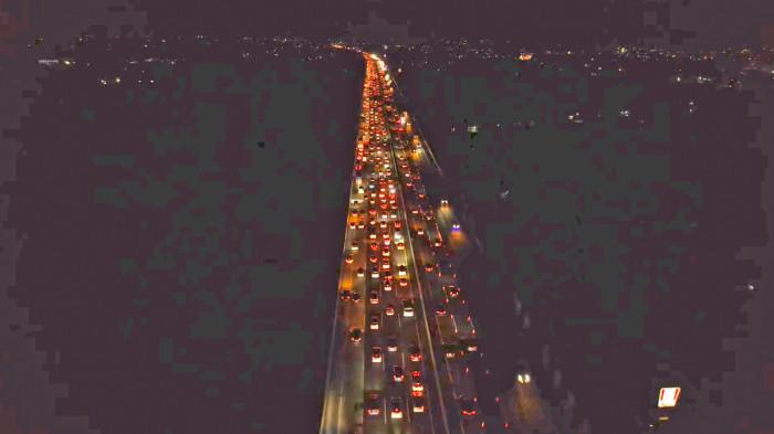 ARUS BALIK - Pantauan arus balik di ruas tol Cikampek KM 57, Kabupaten Karawang, Jawa Barat, ramai dan sesekali kendaraan tersendat, pada Selasa (24/3/2026).