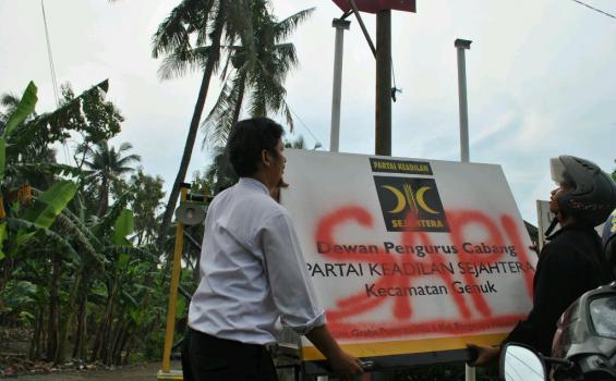 Ada Kata Sapi di Papan Nama PKS